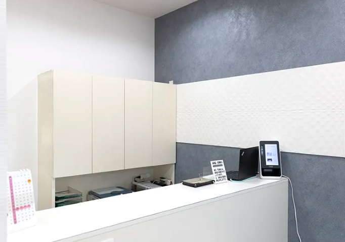 ①外観②受付③待合室