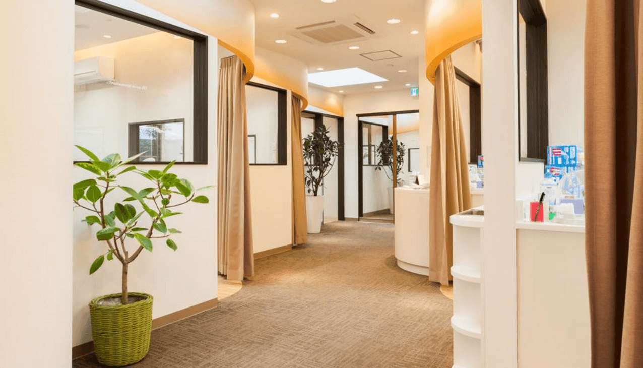 ①クリニック外観②待合室③診療チェア