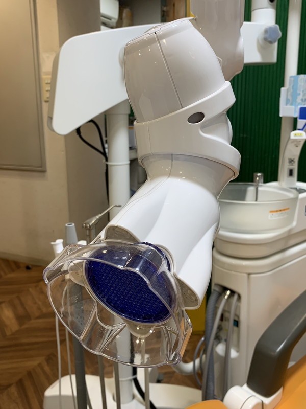 飛散する水や唾液を吸い込む口腔外バキュームです