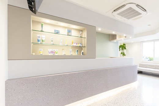 ①外観②受付③待合室