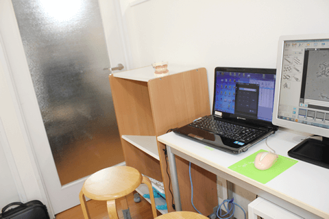 カウンセリングコーナーにて患者様のお悩みを伺っています