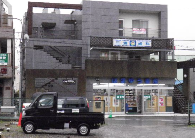 ①外観②受付③待合室