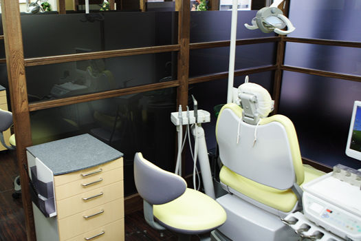 ①けやき歯科外観②待合室③診察室