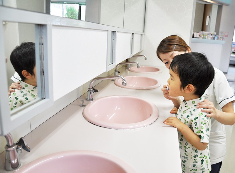 ①診察室②診療チェア③ブラッシングコーナー