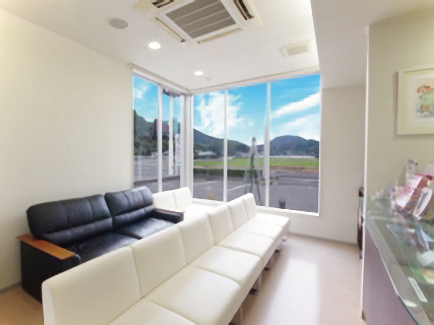 ①外観②受付③待合室