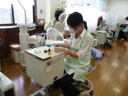 細菌学の知見を基盤とした歯周病治療に力を入れています。