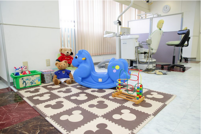 ①クリニック外観②診療③キッズスペース