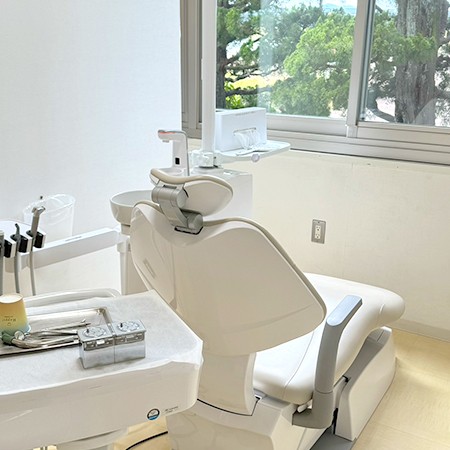 ①外観②待合室③診療室