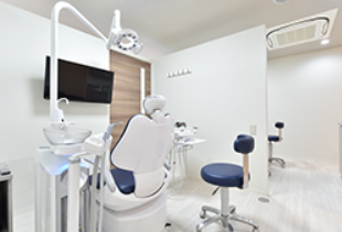 ①外観②診療室③キッズスペース