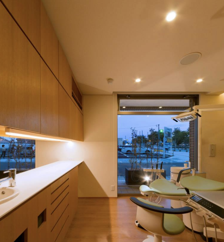 ①クリニック外観　②診察室　③待合室