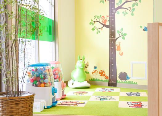 ①医院入口 ②個室カウンセリングルーム ③キッズスペース