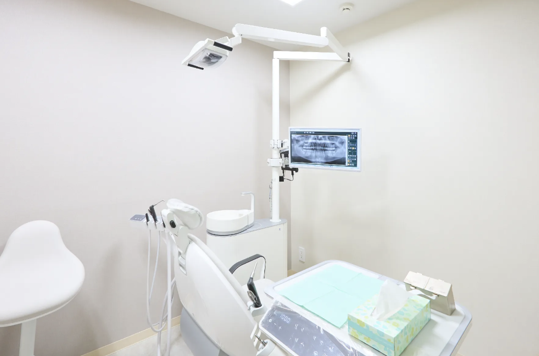 ① インプラントで噛める・喋れる幸せ ②③医院風景