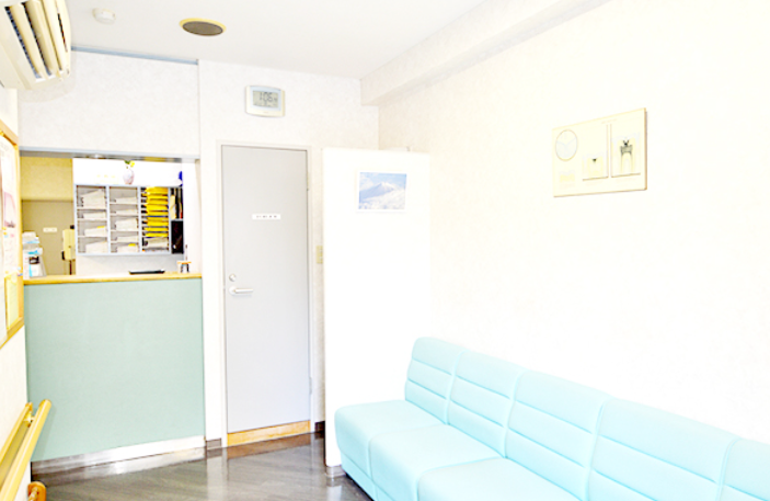 ①クリニック外観②待合室③診療室