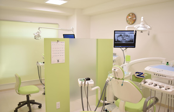 ①外観②待合スペース③治療室