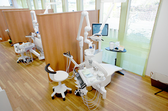 ①クリニック外観②受付・待合室③診察台