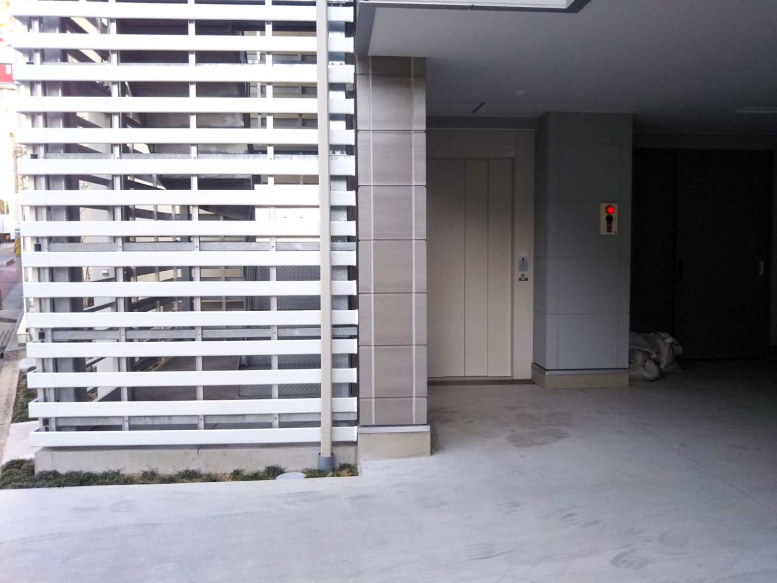 ①院内の様子②診療室③エレベーター完備