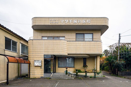 ①外観②待合室③診療室