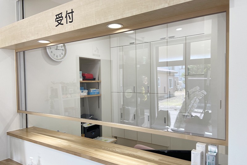 ①医院外観②受付③待合室