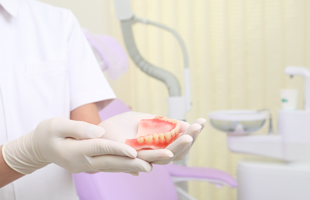 保険診療と自費診療の選択肢で快適な装着感と機能性に優れた入れ歯を提供