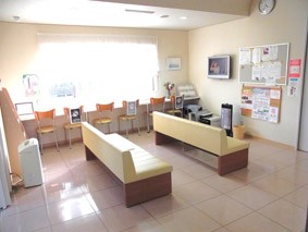 待合室は白を基調とした清潔感ある空間となっています