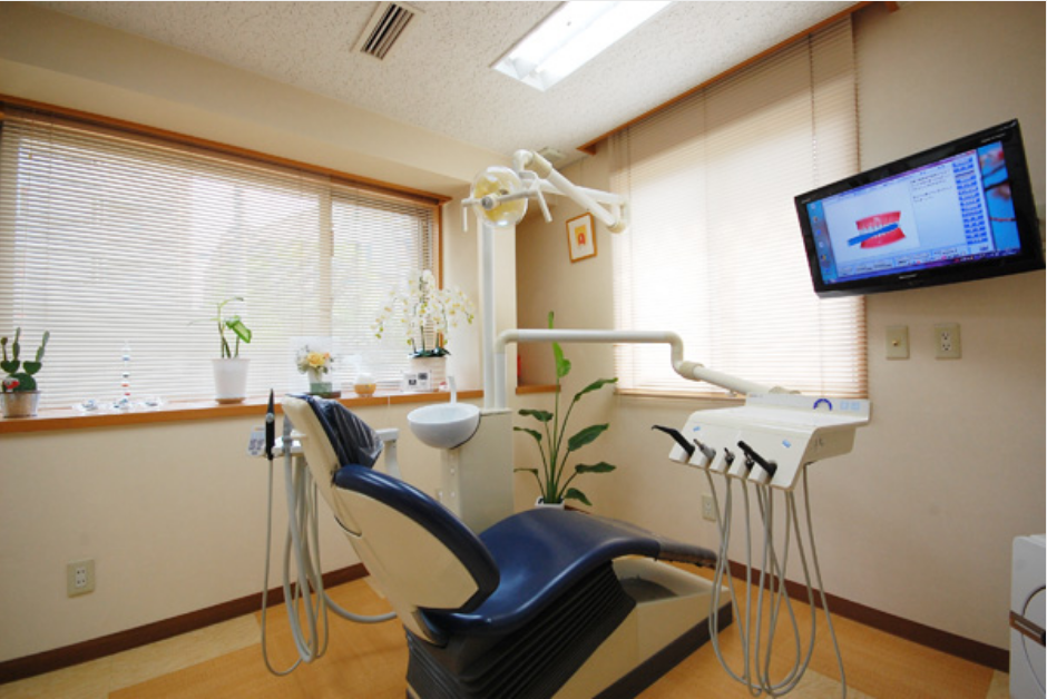 ①クリニック外観②待合室③診療チェア
