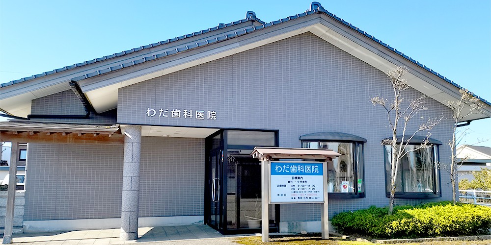 ①クリニック外観②庭③受付