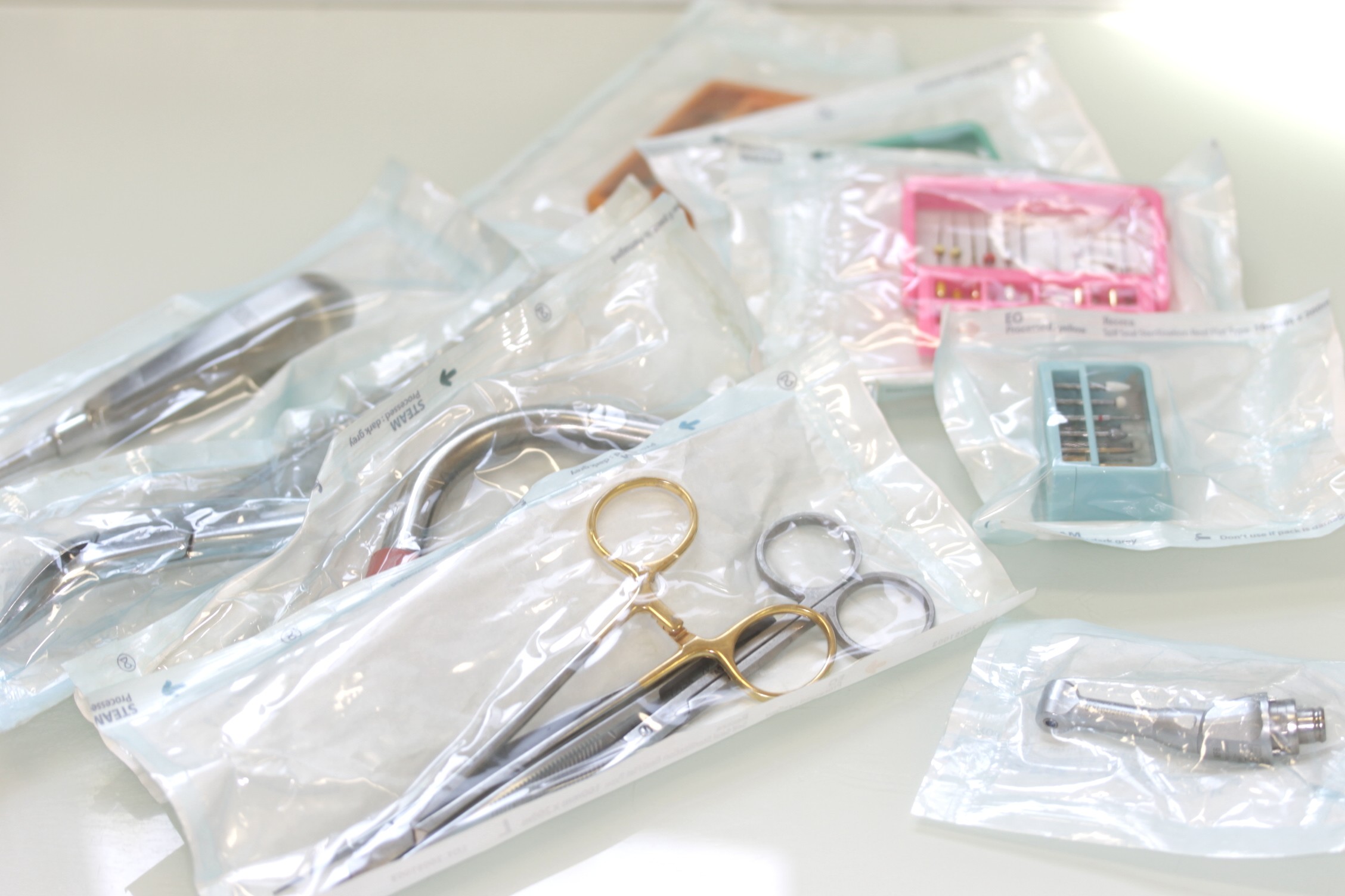 治療器具は全て滅菌済みの物を患者様ごとに交換しています