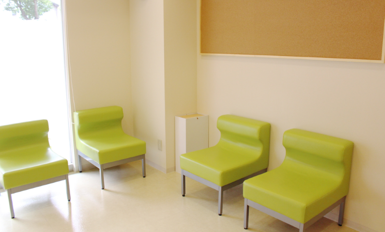 ①外観②受付③待合室