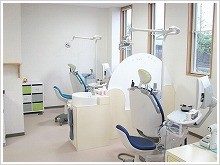 ①医院外観②キッズスペース③診療室