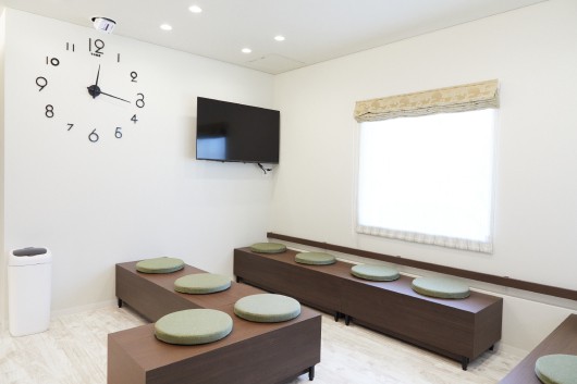 ①外観②待合室③診療室