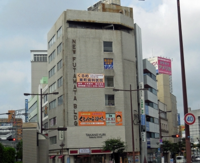 ①外観➁キッズスペース③診察室