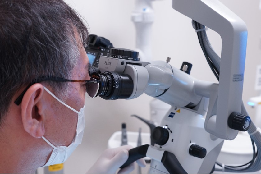 歯科用マイクロスコープによって精密な診療を行っています