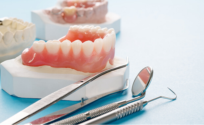 薄く耐久性にも優れ、食事の温度も伝わりやすい入れ歯も有り