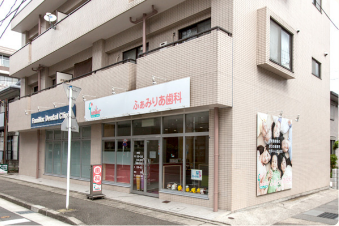 ①クリニック外観②受付③キッズコーナー