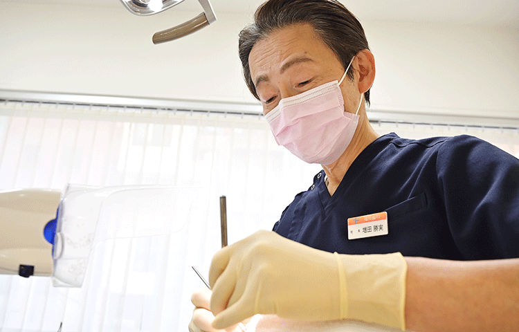 日本歯周病学会認定の歯周病専門医による専門的な治療を受けられます