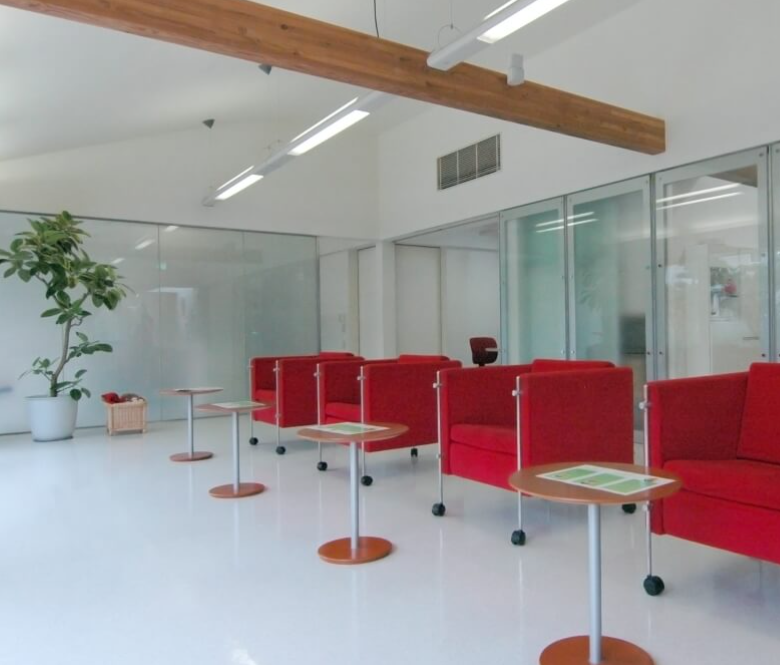 ①外観②待合い③診療室