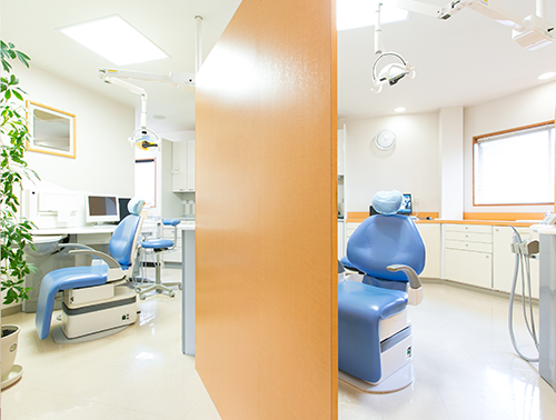 ①医院外観②待合室③診療室