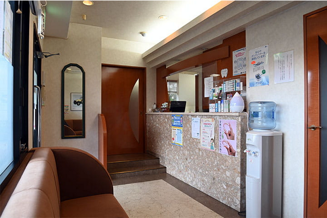 ①クリニック外観②受付③待合室