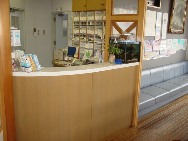 ①医院外観②受付③待合室