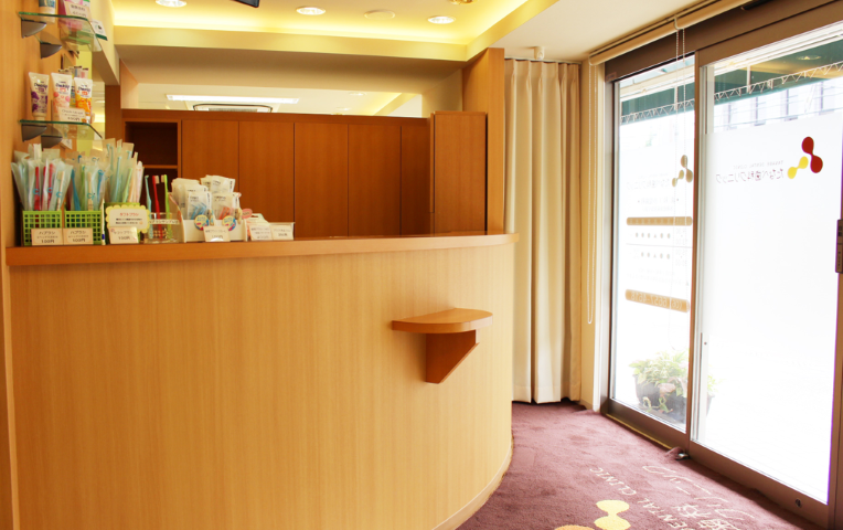 ①外観②受付③待合室