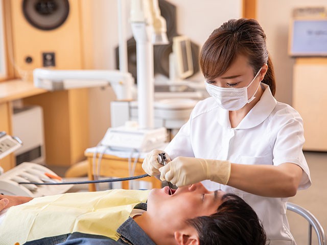 お口の健康を守ります