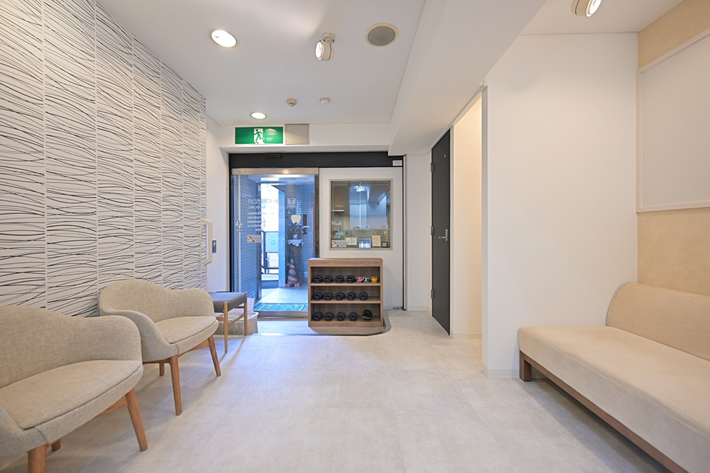 ①治療の様子、②受付、③待合室