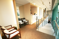 ①受付②明るい院内③開放的な診療室