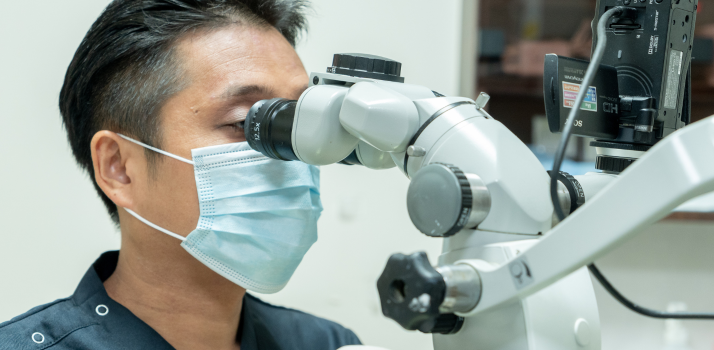 歯科用実体顕微鏡(マイクロスコープ)を使用