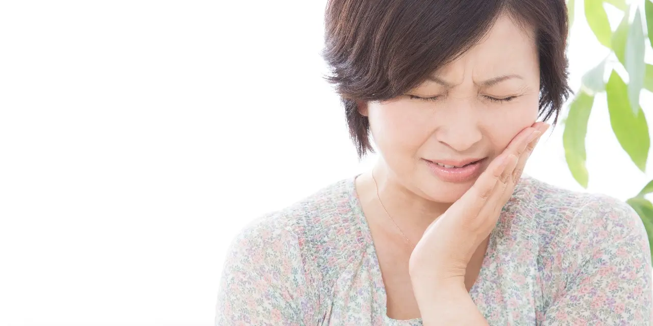 プラークコントロールの指導から始まり、正しい歯磨きの方法や歯間ブラシ、デンタルフロスの使用方法をお伝えします