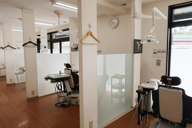 ①外観②受付③診療チェア