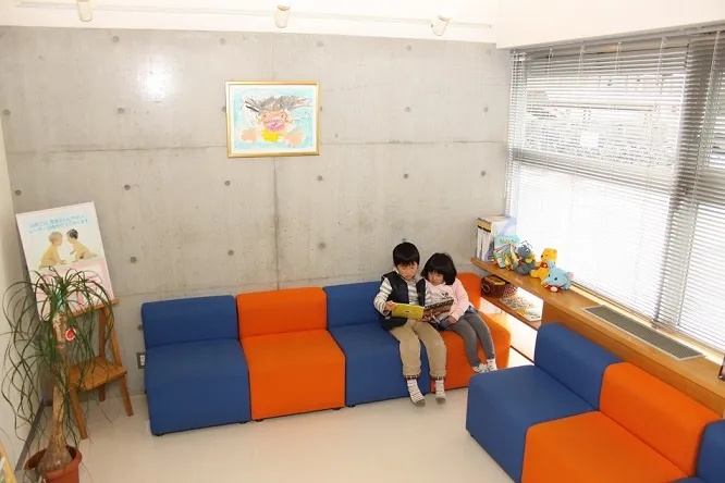 ①歯科医院外観②待合スペース③院長