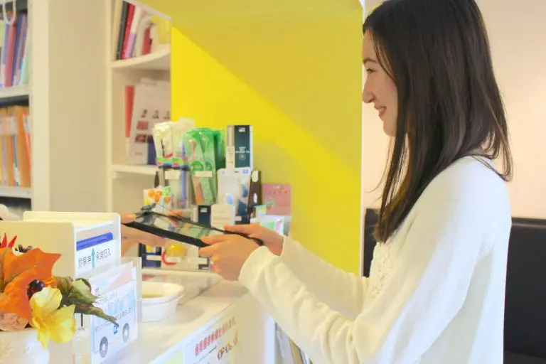 ①外観②受付③診療風景