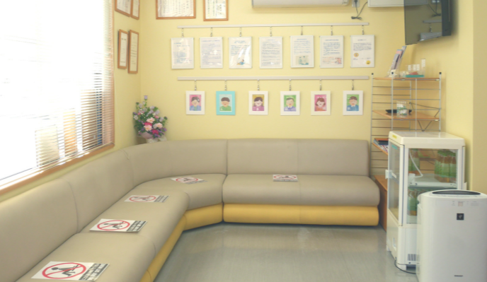 ①外観②待合スペース③治療室