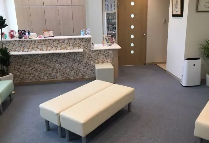 ①クリニック外観②受付③診療チェア